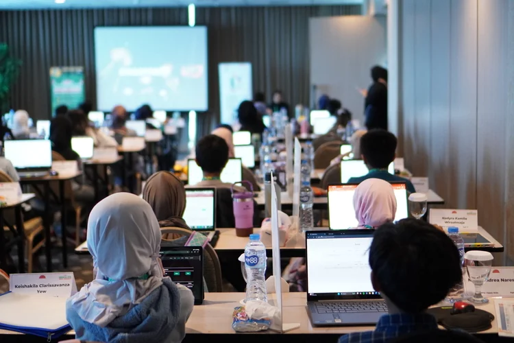 Competitors at their laptops facing the main screen during the 5th Indonesia Open Memory Championship 2024